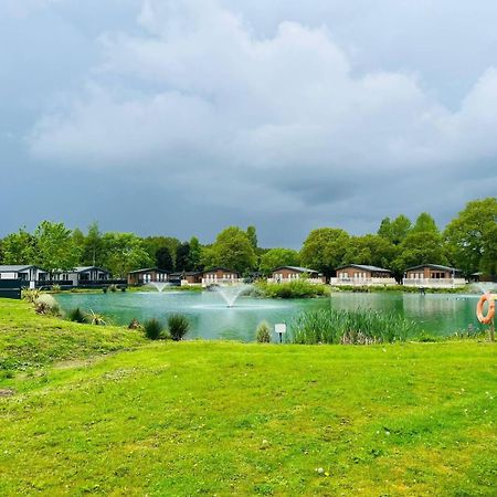 Waterside Retreat With Hot Tub Villa Pocklington Eksteriør billede
