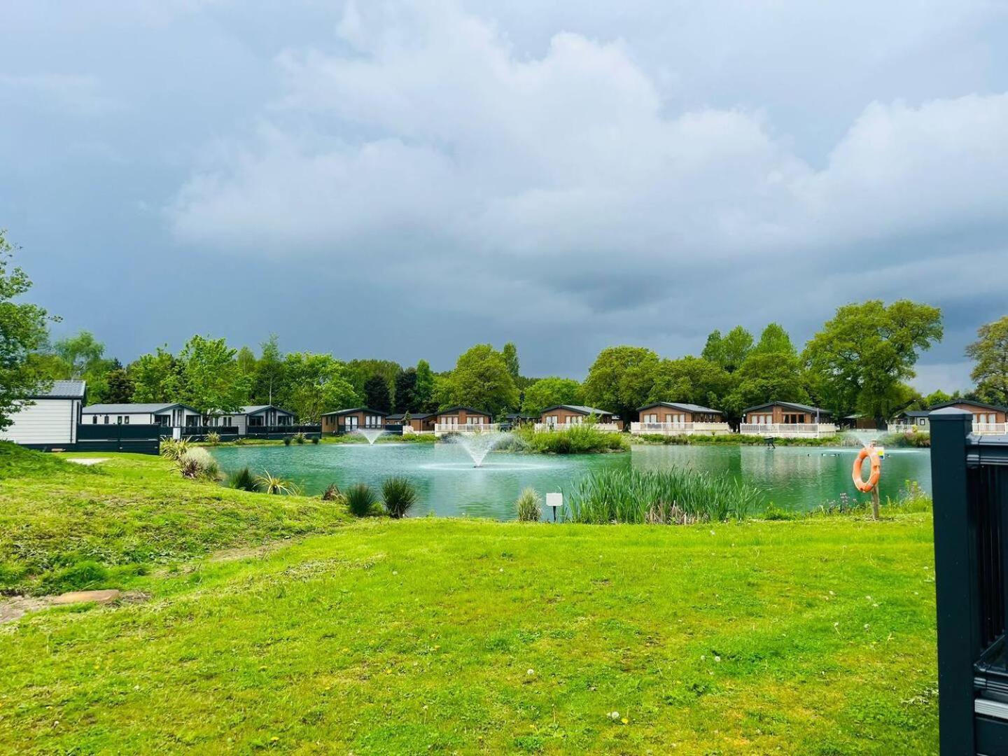 Waterside Retreat With Hot Tub Villa Pocklington Eksteriør billede