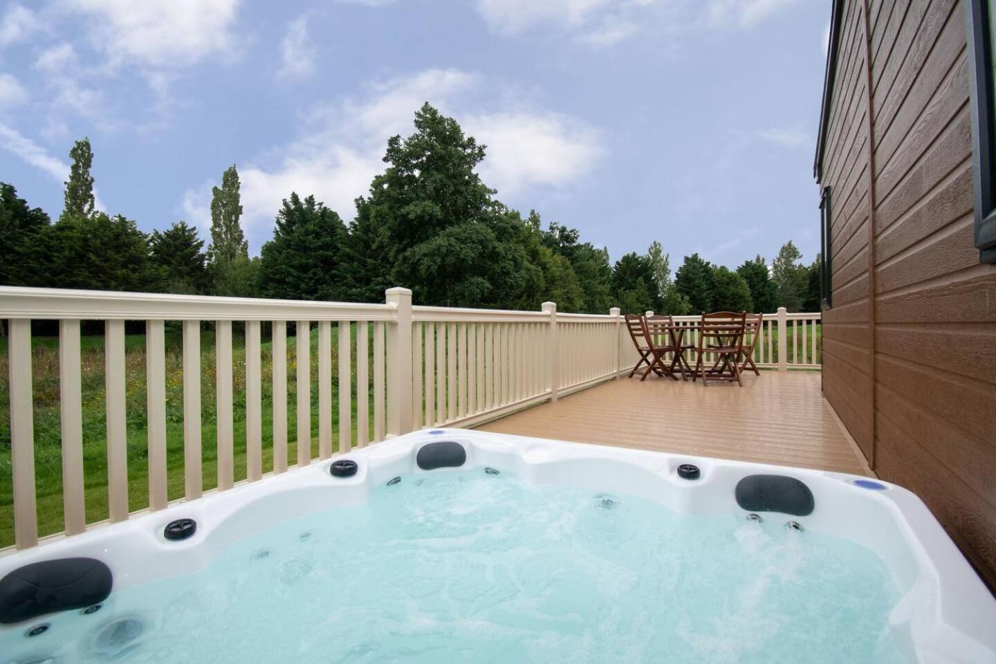 Waterside Retreat With Hot Tub Villa Pocklington Eksteriør billede